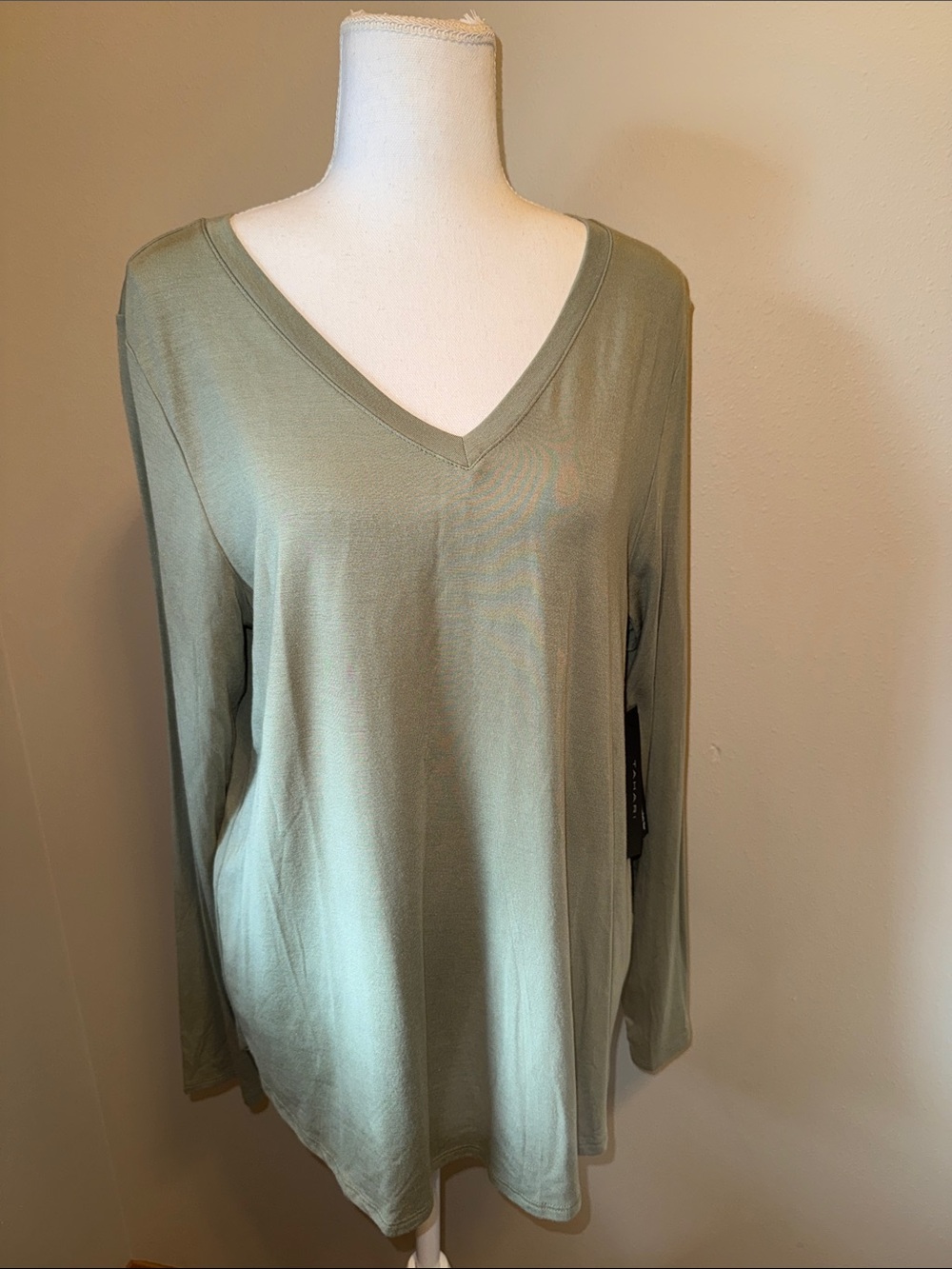 NWT Women’s Tahari Sage Green V‑Neck Long Sleeve Top - Large